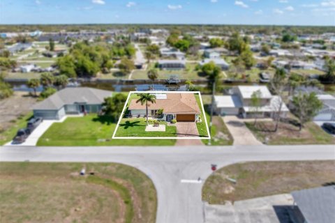 House in Port Charlotte, Florida 3 bedrooms, 177.26 sq.m. № 2128162 - photo 3