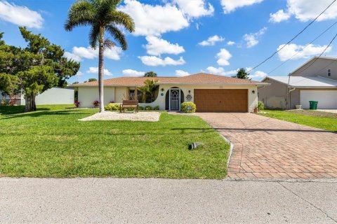 House in Port Charlotte, Florida 3 bedrooms, 177.26 sq.m. № 2128162 - photo 9
