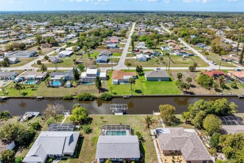 House in Port Charlotte, Florida 3 bedrooms, 177.26 sq.m. № 2128162 - photo 8