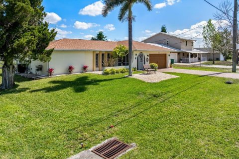 House in Port Charlotte, Florida 3 bedrooms, 177.26 sq.m. № 2128162 - photo 13