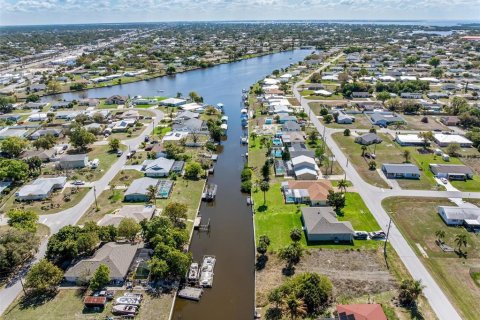 House in Port Charlotte, Florida 3 bedrooms, 177.26 sq.m. № 2128162 - photo 6