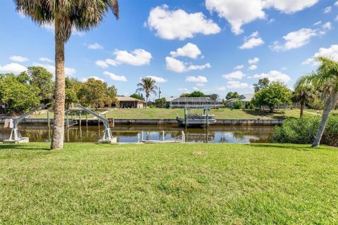 House in Port Charlotte, Florida 3 bedrooms, 177.26 sq.m. № 2128162 - photo 19