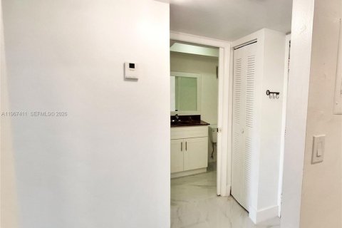 Copropriété à louer à Miami, Floride: 1 chambre, 73.11 m2 № 2029233 - photo 14