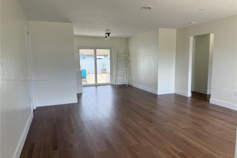Casa en venta en Hollywood, Florida, 2 dormitorios, 98.2 m2 № 2072470 - foto 2