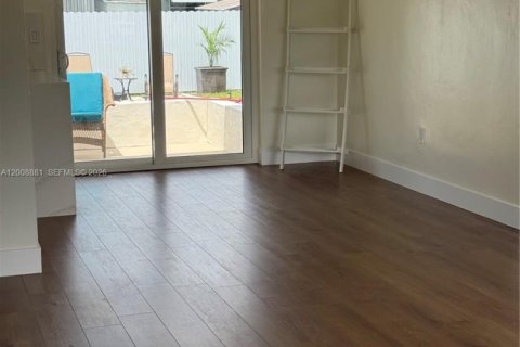 Casa en venta en Hollywood, Florida, 2 dormitorios, 98.2 m2 № 2072470 - foto 3