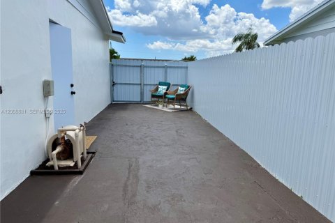 Casa en venta en Hollywood, Florida, 2 dormitorios, 98.2 m2 № 2072470 - foto 17