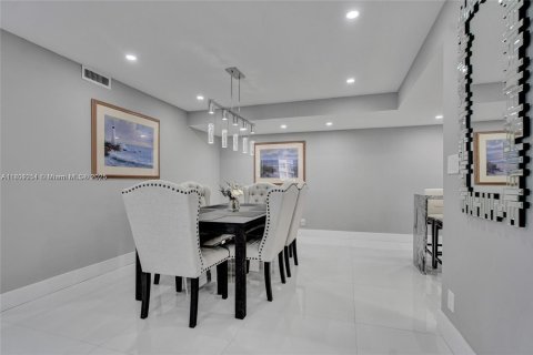 Copropriété à louer à Hollywood, Floride: 2 chambres, 115.2 m2 № 1961631 - photo 21