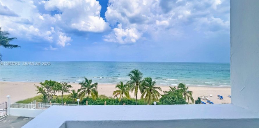 Кондоминиум с 2 спальнями в Форт-Лодердейл, Флорида № 1982490