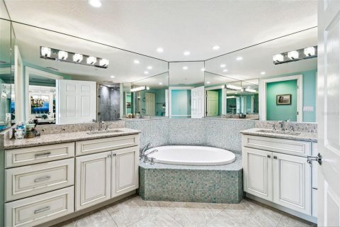 Condo in North Redington Beach, Florida, 3 bedrooms № 2098203 - photo 18