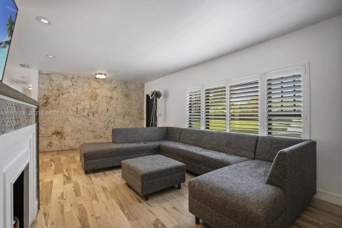 Купить виллу или дом в Пальметто-Бей, Флорида 4 спальни, 170.29м2, № 2041418 - фото 8