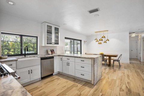 Купить виллу или дом в Пальметто-Бей, Флорида 4 спальни, 170.29м2, № 2041418 - фото 14