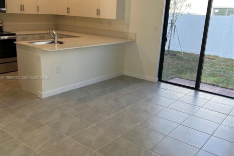 House in Hialeah, Florida 3 bedrooms, 153.29 sq.m. № 2023442 - photo 13