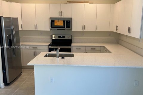 House in Hialeah, Florida 3 bedrooms, 153.29 sq.m. № 2023442 - photo 16