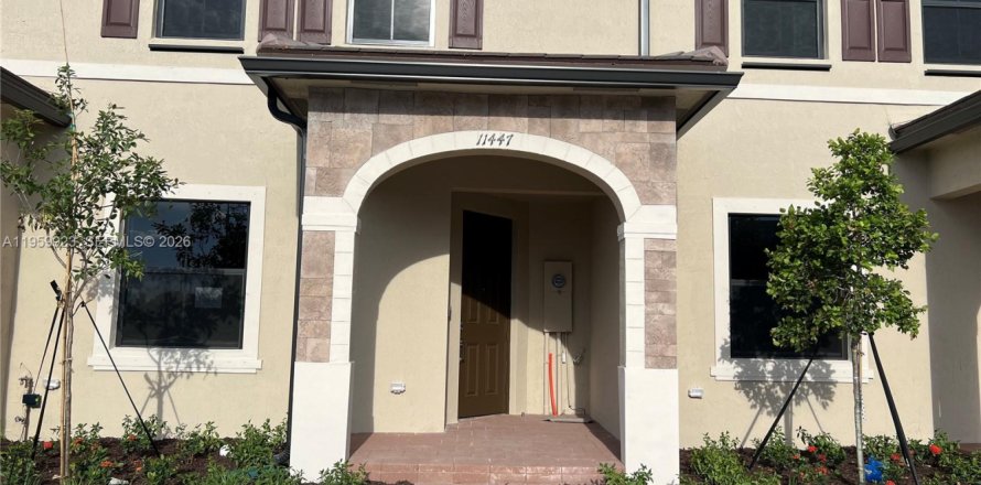 House in Hialeah, Florida 3 bedrooms, 153.29 sq.m. № 2023442