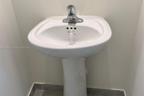 House in Hialeah, Florida 3 bedrooms, 153.29 sq.m. № 2023442 - photo 11