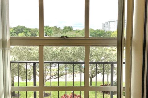 Condo in Pompano Beach, Florida, 2 bedrooms  № 2004558 - photo 9