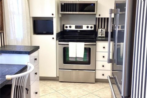 Condo in Pompano Beach, Florida, 2 bedrooms  № 2004558 - photo 8