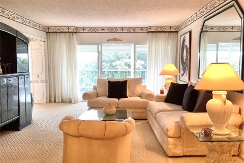 Condo in Pompano Beach, Florida, 2 bedrooms  № 2004558 - photo 13