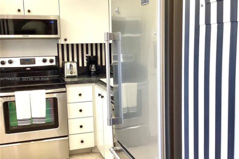Condo in Pompano Beach, Florida, 2 bedrooms  № 2004558 - photo 6