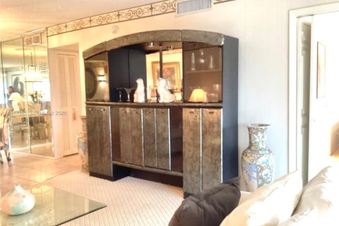 Condo in Pompano Beach, Florida, 2 bedrooms  № 2004558 - photo 16