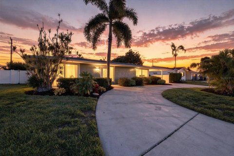 House in Saint Petersburg, Florida 3 bedrooms, 164.25 sq.m. № 2308359