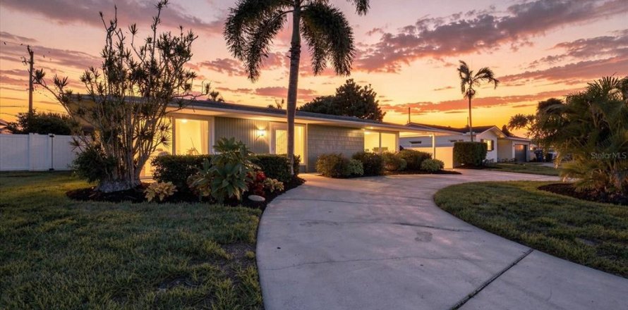 Villa ou maison à Saint Petersburg, Floride 3 chambres, 164.25 m2 № 2308359