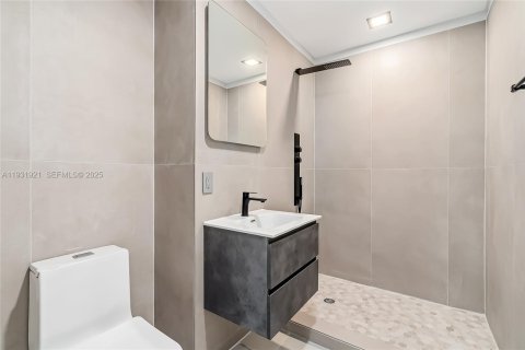 House in Hallandale Beach, Florida 3 bedrooms, 133.04 sq.m. № 1990903 - photo 16
