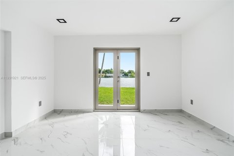 House in Hallandale Beach, Florida 3 bedrooms, 133.04 sq.m. № 1990903 - photo 21