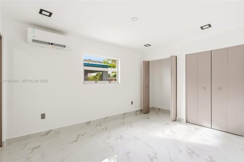 House in Hallandale Beach, Florida 3 bedrooms, 133.04 sq.m. № 1990903 - photo 14