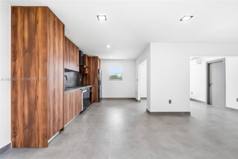 House in Hallandale Beach, Florida 3 bedrooms, 133.04 sq.m. № 1990903 - photo 8