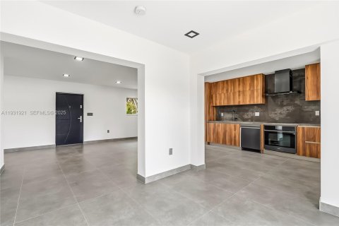 House in Hallandale Beach, Florida 3 bedrooms, 133.04 sq.m. № 1990903 - photo 6