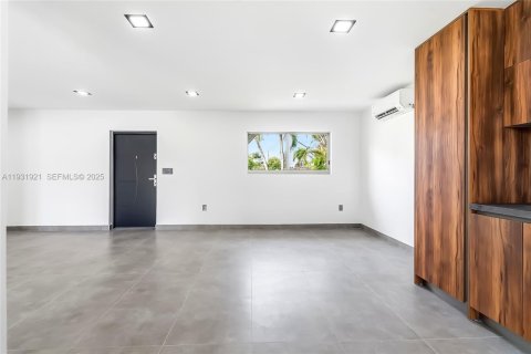 House in Hallandale Beach, Florida 3 bedrooms, 133.04 sq.m. № 1990903 - photo 7