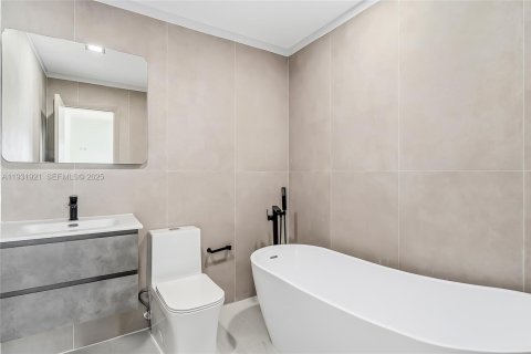 House in Hallandale Beach, Florida 3 bedrooms, 133.04 sq.m. № 1990903 - photo 26