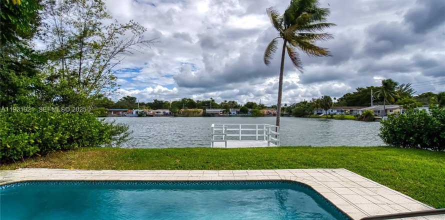 House in Hallandale Beach, Florida 3 bedrooms, 133.04 sq.m. № 1990903