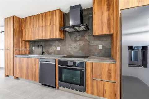 House in Hallandale Beach, Florida 3 bedrooms, 133.04 sq.m. № 1990903 - photo 4