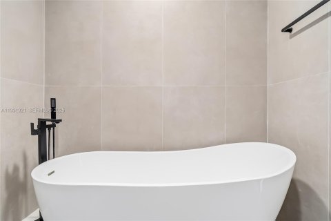 House in Hallandale Beach, Florida 3 bedrooms, 133.04 sq.m. № 1990903 - photo 27