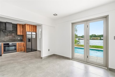 House in Hallandale Beach, Florida 3 bedrooms, 133.04 sq.m. № 1990903 - photo 5