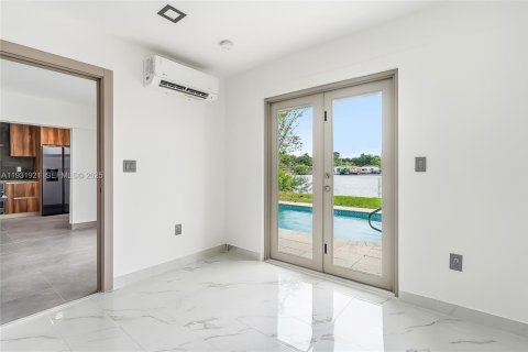 House in Hallandale Beach, Florida 3 bedrooms, 133.04 sq.m. № 1990903 - photo 10