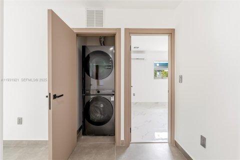 House in Hallandale Beach, Florida 3 bedrooms, 133.04 sq.m. № 1990903 - photo 13