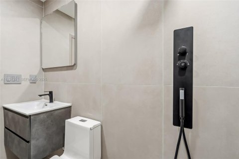 House in Hallandale Beach, Florida 3 bedrooms, 133.04 sq.m. № 1990903 - photo 17