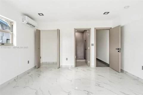 House in Hallandale Beach, Florida 3 bedrooms, 133.04 sq.m. № 1990903 - photo 23