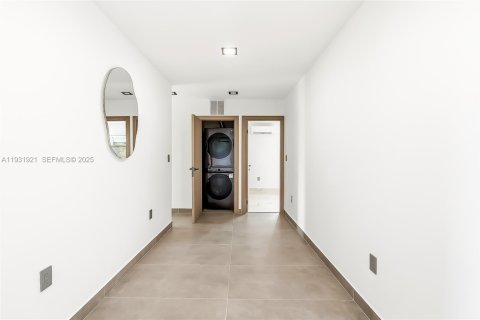 House in Hallandale Beach, Florida 3 bedrooms, 133.04 sq.m. № 1990903 - photo 12