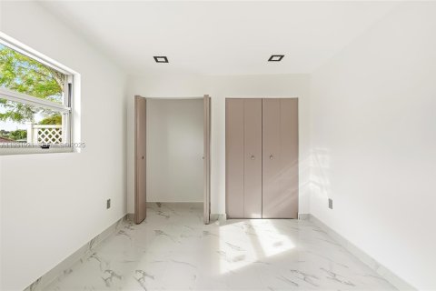 House in Hallandale Beach, Florida 3 bedrooms, 133.04 sq.m. № 1990903 - photo 15