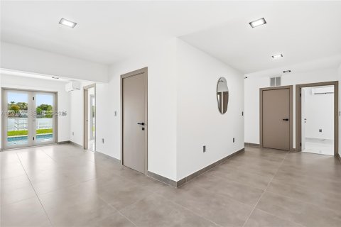 House in Hallandale Beach, Florida 3 bedrooms, 133.04 sq.m. № 1990903 - photo 11