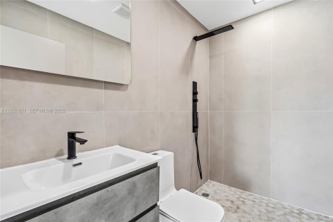 House in Hallandale Beach, Florida 3 bedrooms, 133.04 sq.m. № 1990903 - photo 24