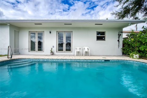 House in Hallandale Beach, Florida 3 bedrooms, 133.04 sq.m. № 1990903 - photo 2