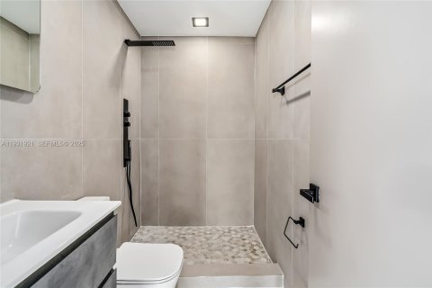 House in Hallandale Beach, Florida 3 bedrooms, 133.04 sq.m. № 1990903 - photo 18