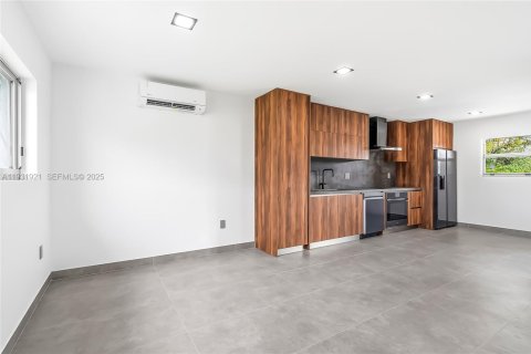 House in Hallandale Beach, Florida 3 bedrooms, 133.04 sq.m. № 1990903 - photo 9