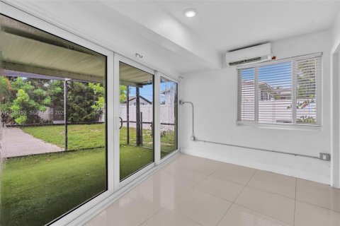 Villa ou maison à vendre à Hollywood, Floride: 4 chambres, 151.9 m2 № 2338432 - photo 20