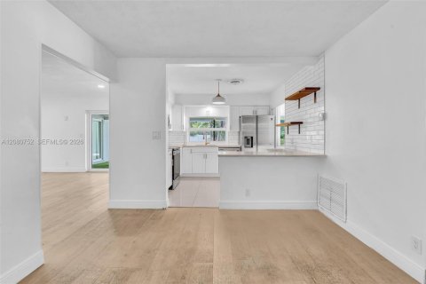 Villa ou maison à vendre à Hollywood, Floride: 4 chambres, 151.9 m2 № 2338432 - photo 16